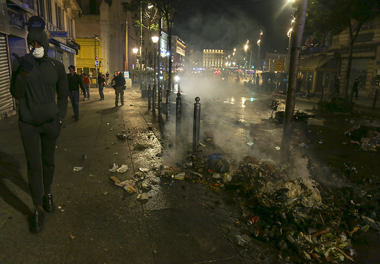 Fransa sokaklarında kaos yaşanıyor. Fotoğraf: AA