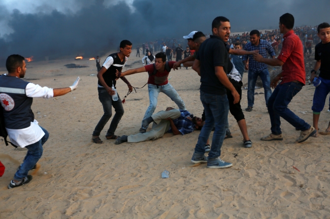 İsrail askerleri Gazze sınırında 52 Filistinliyi yaraladı