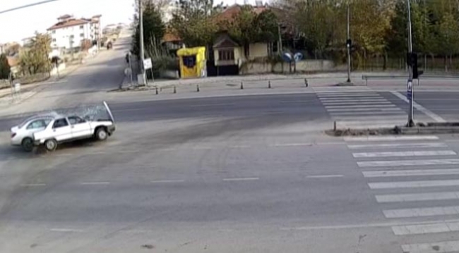 Lüks aracın çarptığı otomobilin sürücüsü araçtan böyle fırladı