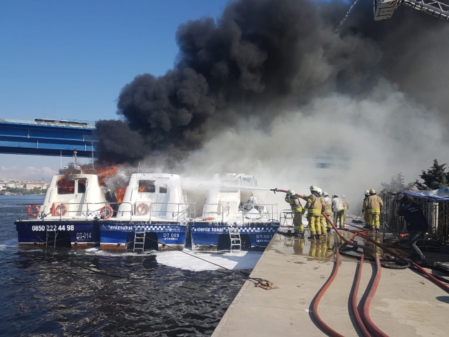 Haliç'te deniz taksilerin olduğu bölgede yangın