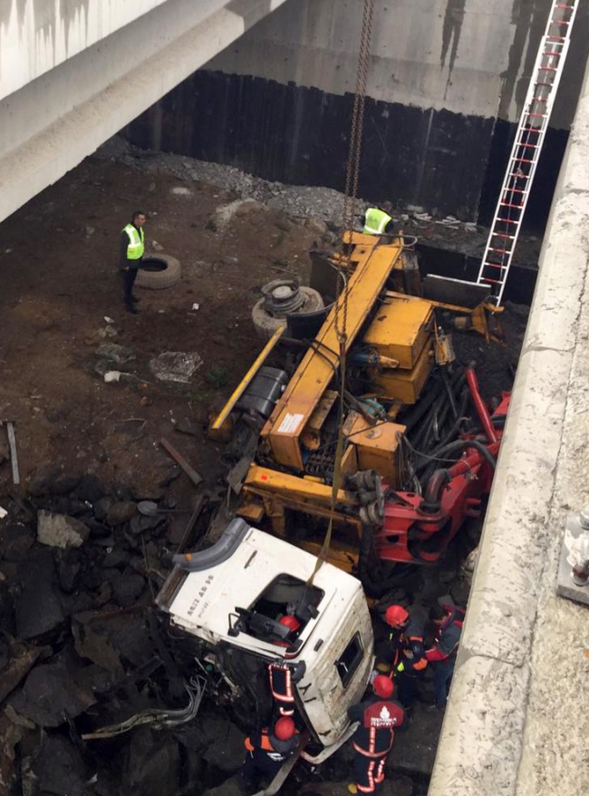 İstanbul'da beton mikseri viyadükten düştü