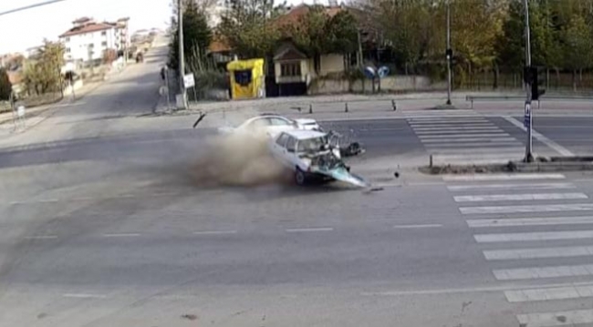 Lüks aracın çarptığı otomobilin sürücüsü araçtan böyle fırladı