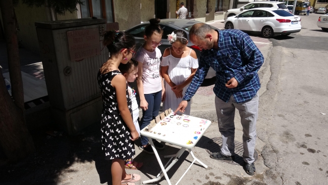 Çocuklar sokak hayvanları için bileklik yapıp satıyorlar