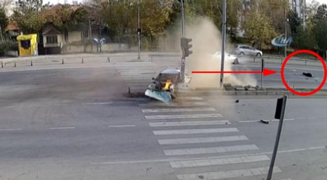 Lüks aracın çarptığı otomobilin sürücüsü araçtan böyle fırladı