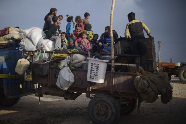 Rakka'da toplu mezarlardaki siviller yeniden defnediliyor