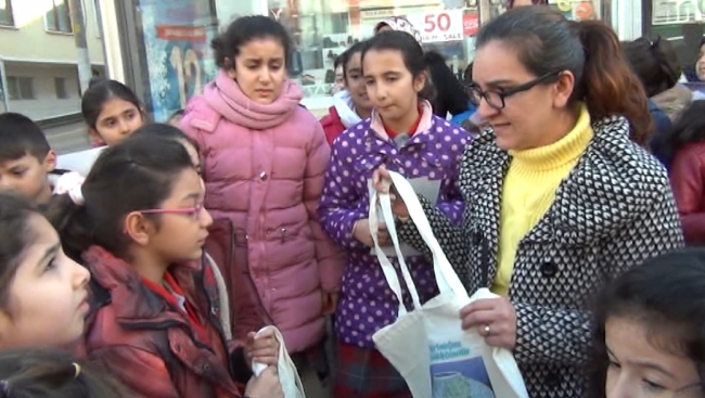 Minik öğrenciler sokak sokak gezerek bez torba dağıttı