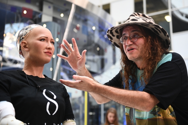Dünyanın ilk vatandaş robotu Sophia, aile kurmak istiyor