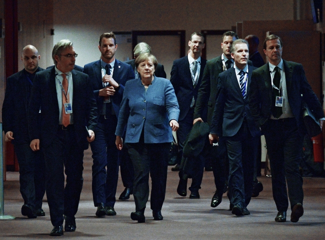 Merkel 'büyük koalisyon' yolunda