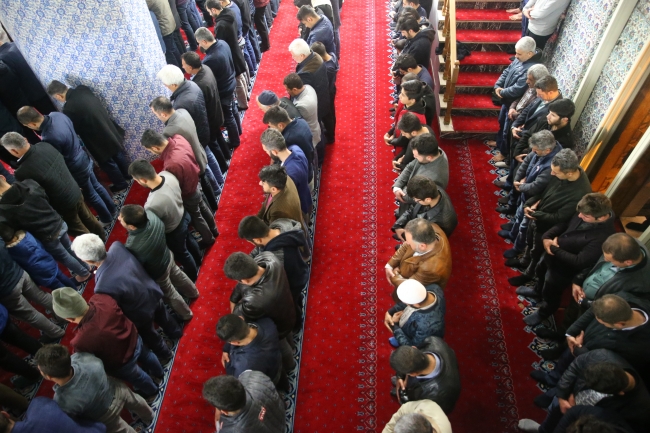 Berat Kandili'nde eller duaya açıldı