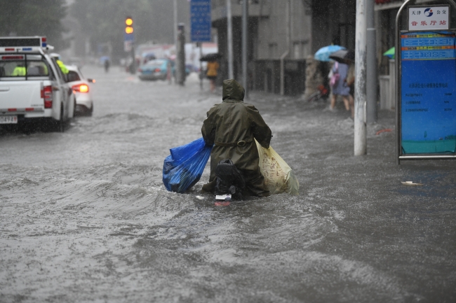 Rumbia tayfunu Çin'in doğu kıyılarını vurdu