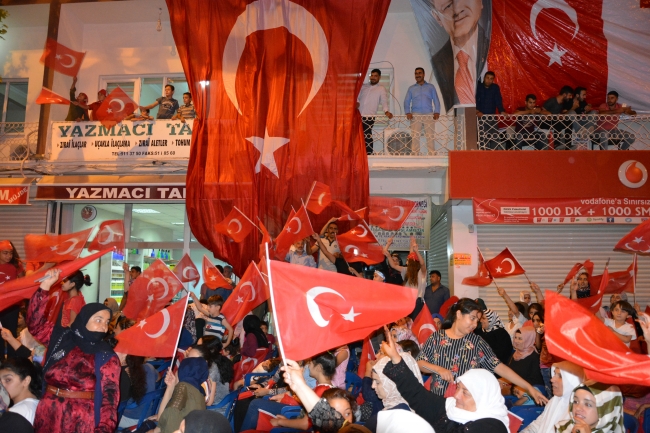 Milyonlar şehitler için meydanlara indi