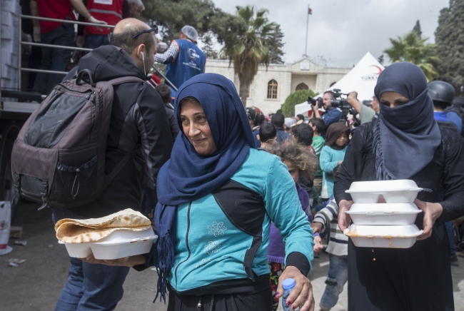 Mobil mutfak ve fırınla Afrinlilere sıcak yemek
