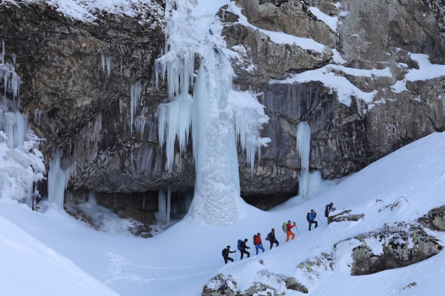 Erek Dağı'ndaki buz şelalesi ünlü dağcıları ağırlıyor