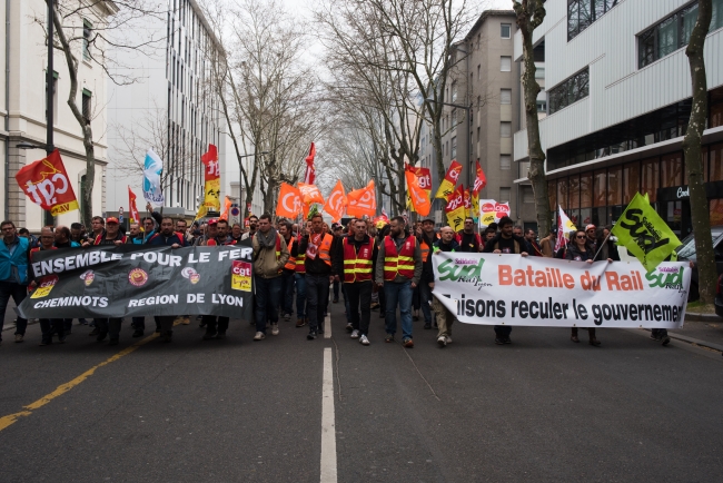 Fransa başbakanı ülkesindeki grev nedeniyle Mali ziyaretini erteledi