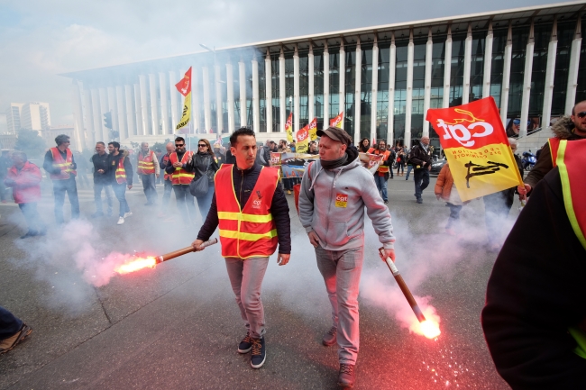 Fransa başbakanı ülkesindeki grev nedeniyle Mali ziyaretini erteledi