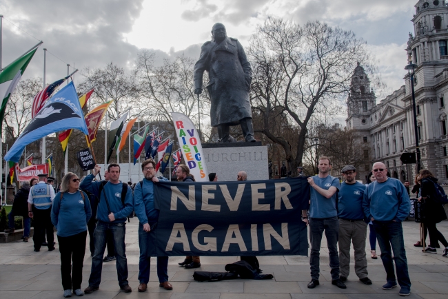 İngiltere'de Suriye operasyonu protestosu