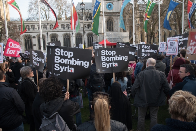 İngiltere'de Suriye operasyonu protestosu