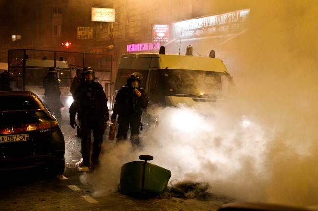 Paris sokakları savaş alanına döndü