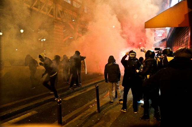 Paris sokakları savaş alanına döndü