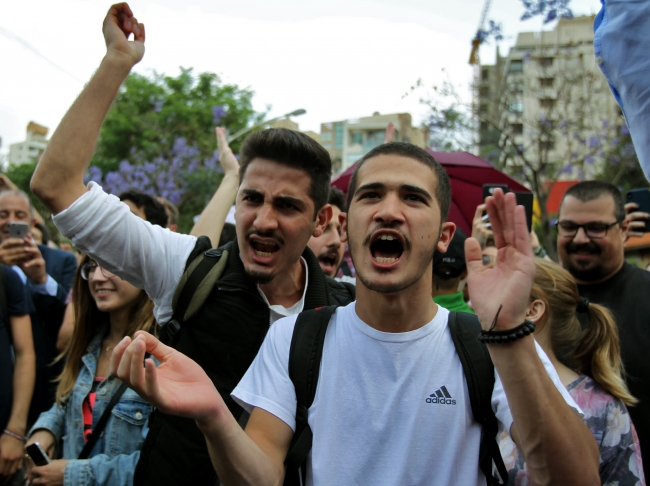 Beyrut sokakları seçim sonrası karıştı