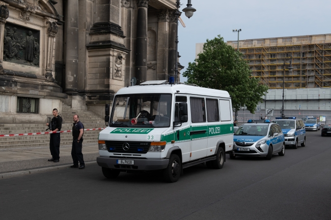 Berlin Katedrali'nde bıçaklı saldırgan paniği