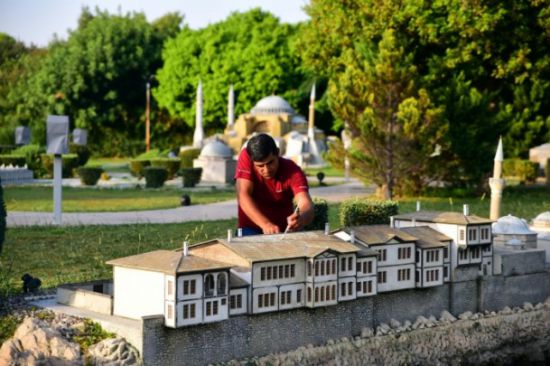 Antalya'daki minyatür kentte bayram temizliği