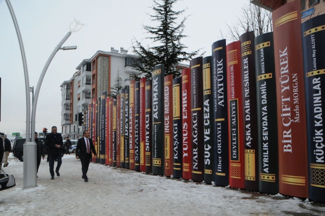 Tunceli'de kitap dekorlu klimalı duraklar kuruldu