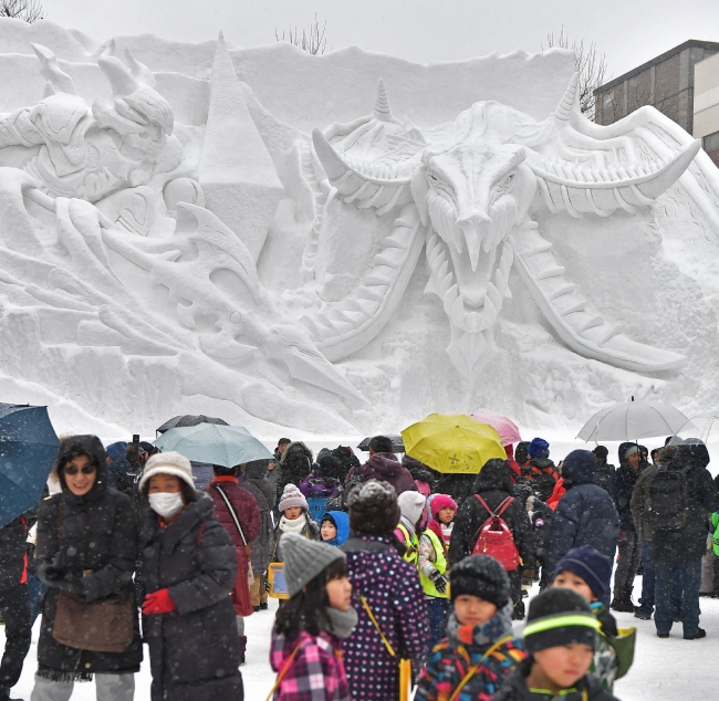 Japonya'da kar festivali ziyaretçilere kapılarını açtı