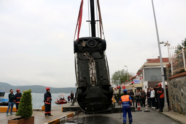 Otomobilinin önce fotoğrafını çekti, ardından denize itti