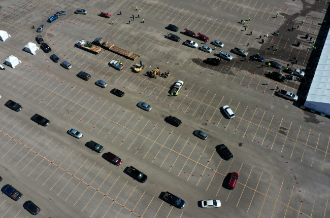 Teksas'ta temiz su alabilmek için araçlar sıraya girdi | Fotoğraf: AFP