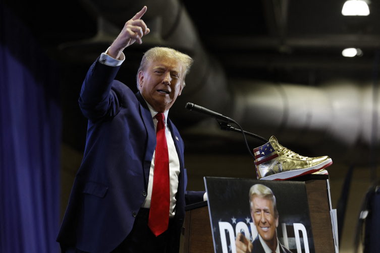 Trump'tan ilginç seçim kampanyası: Ayakkabı ve parfüm satışına başladı