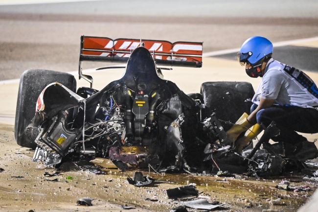 Olaylı Bahreyn Grand Prix'sini Hamilton kazandı