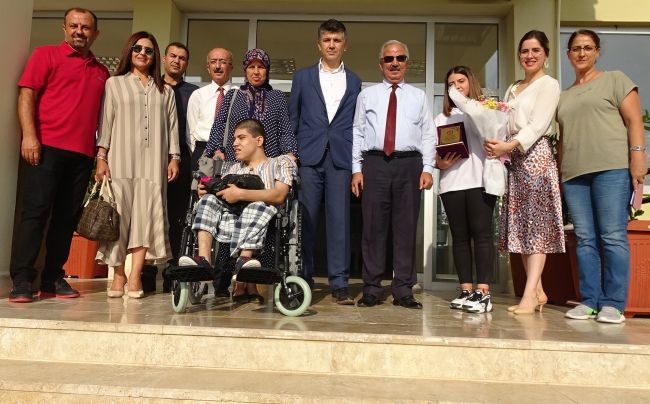 250 bin mavi kapakla okul arkadaşına tekerlekli sandalye aldı