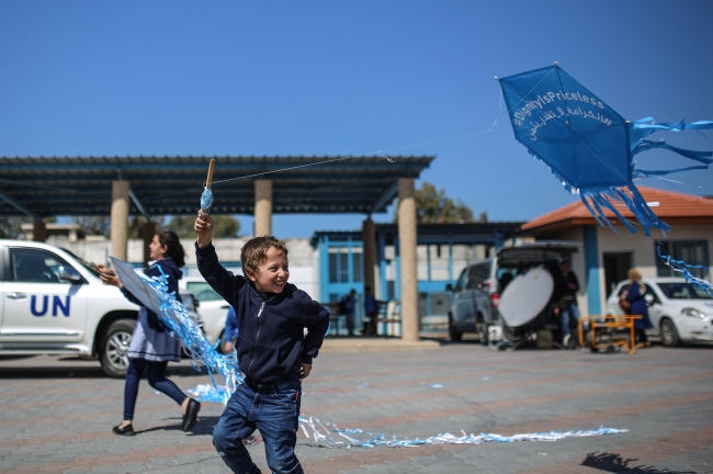 Gazzeli çocuklar uçartmaları yardım mesajıyla gökyüzüne bıraktı