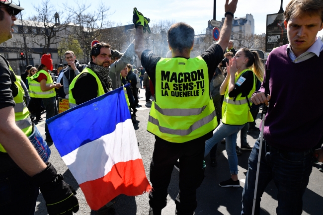 Fransa'da sarı yelekliler yeniden sokaklarda: 32 gözaltı