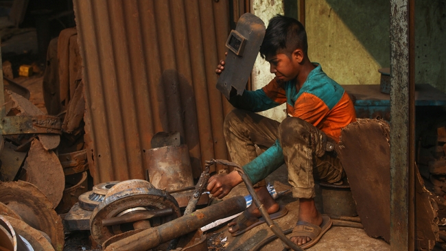 Milyonlarca çocuk tehlikeli işlerde çalışıyor