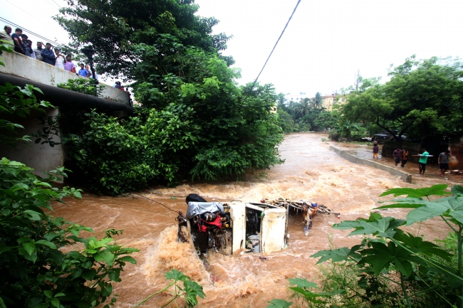 Hindistan'da sel ve heyelanlarda 370 kişi hayatını kaybetti
