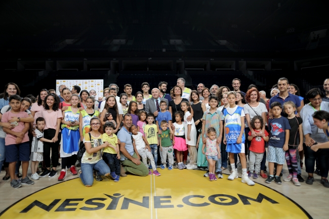 Diyabetli gençler ve çocuklar ünlü isimlerle basketbol maçı yaptı