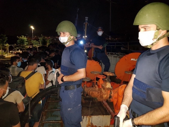 İzmir'de bir gemide 276 düzensiz göçmen yakalandı, 8 kişi gözaltında