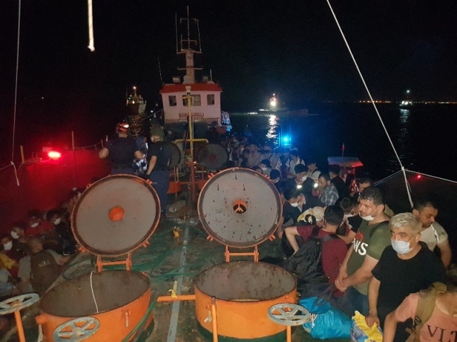 İzmir'de bir gemide 276 düzensiz göçmen yakalandı, 8 kişi gözaltında
