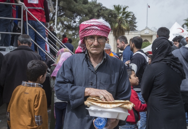 Mobil mutfak ve fırınla Afrinlilere sıcak yemek