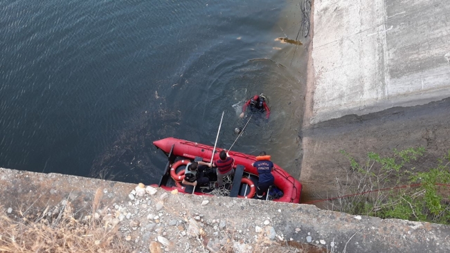 Manisa'da baraj duvarında mahsur kalan çocuk kurtarıldı
