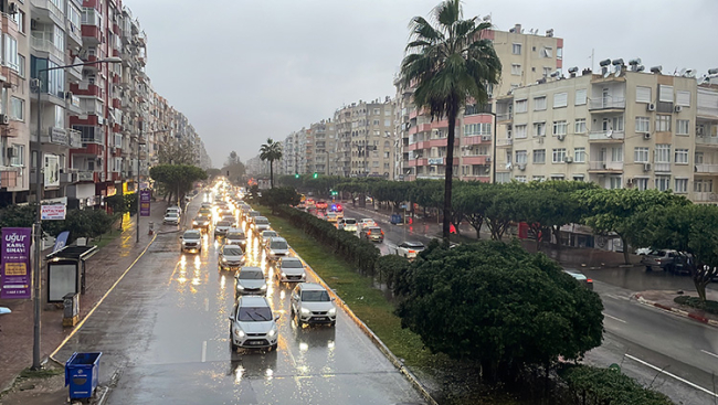 Antalya'da yağış ve fırtına etkisini sürdürüyor