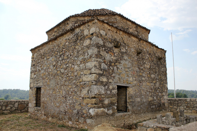 Tarihi caminin içindeki yazılar temizlendi