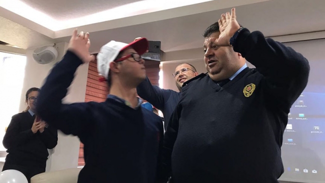 Down sendromlu çocuklar trafik polislerini ziyaret etti