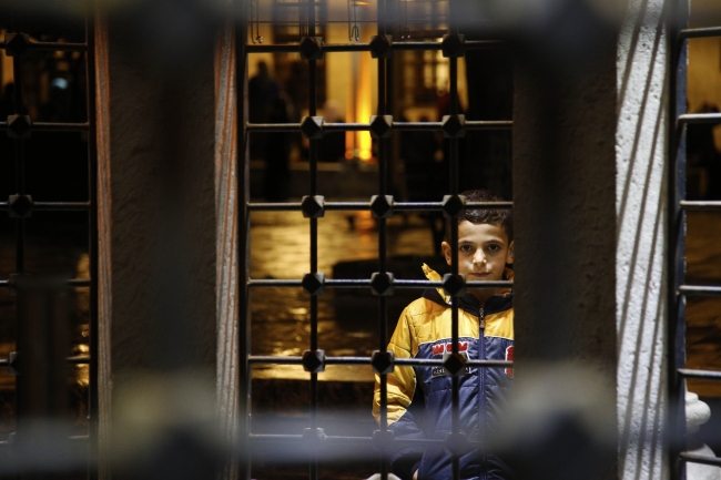 Berat Kandili'nde eller duaya açıldı