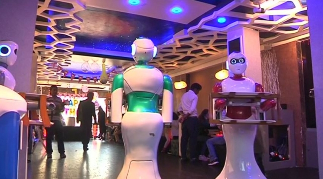 Nepal'de robotların hizmet verdiği kafe açıldı