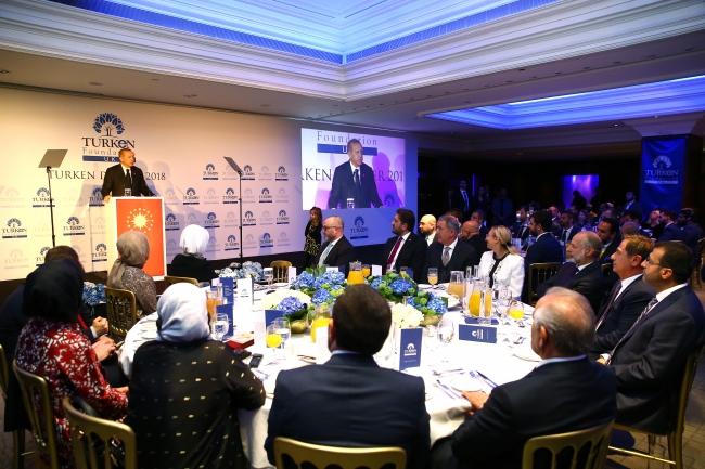 Cumhurbaşkanı Erdoğan Londra'da Türken Vakfı öğrencileriyle bir araya geldi