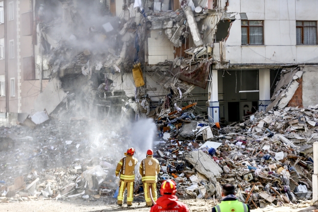 Kartal'da riskli binaların yıkımı sürüyor