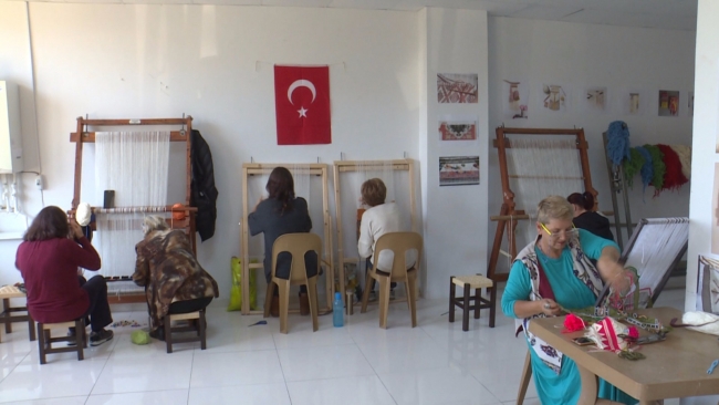 Çanakkale'de dokumacılığı canlandırmak için eski halı ve kilim desenleri öğretiliyor